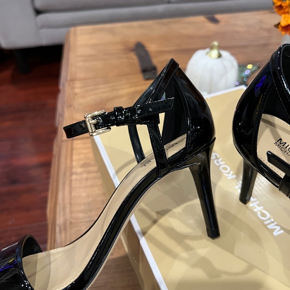 Michael Kors Simone Mid Sandal Patent Leather Pump Heel - Picture 8 of 13